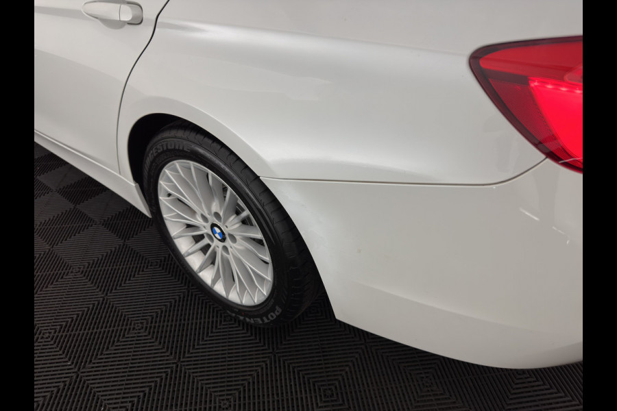 BMW 3 Serie Touring 318i Luxury Edition (INCL-BTW) Aut. *PANO | LEATHER | FULL-LED | HEATED-SPORTSEATS | DIGI-COCKPIT | NAVI-FULLMAP | ECC | PDC | CRUISE | TOWBAR | 17''ALU*