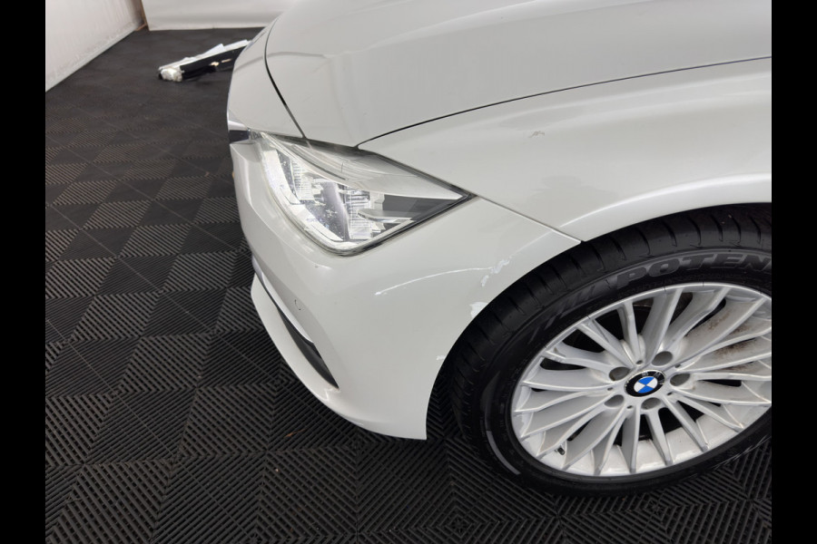 BMW 3 Serie Touring 318i Luxury Edition (INCL-BTW) Aut. *PANO | LEATHER | FULL-LED | HEATED-SPORTSEATS | DIGI-COCKPIT | NAVI-FULLMAP | ECC | PDC | CRUISE | TOWBAR | 17''ALU*