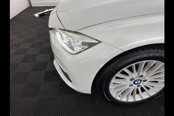BMW 3 Serie Touring 318i Luxury Edition (INCL-BTW) Aut. *PANO | LEATHER | FULL-LED | HEATED-SPORTSEATS | DIGI-COCKPIT | NAVI-FULLMAP | ECC | PDC | CRUISE | TOWBAR | 17''ALU*