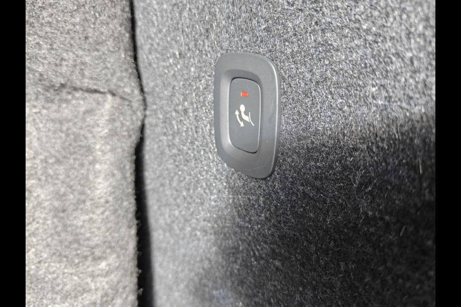 Volvo XC40 B4 198PK Plus Dark | BIIS | Trekhaak | H&K | Camera Achter | PDC V+A | ACC |