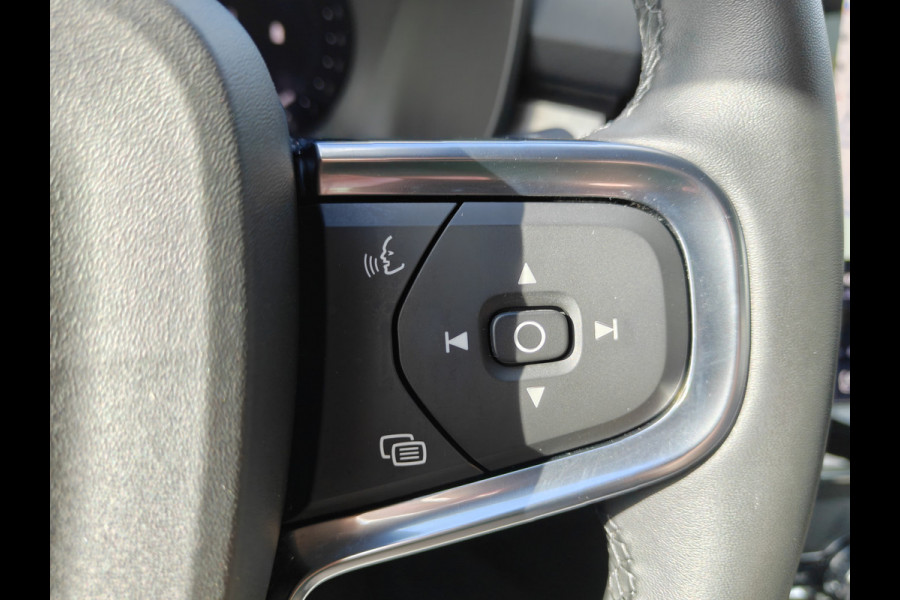 Volvo XC40 B4 198PK Plus Dark | BIIS | Trekhaak | H&K | Camera Achter | PDC V+A | ACC |