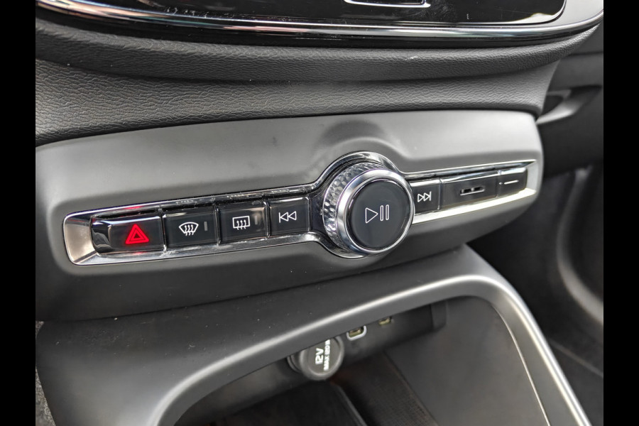Volvo XC40 B4 198PK Plus Dark | BIIS | Trekhaak | H&K | Camera Achter | PDC V+A | ACC |