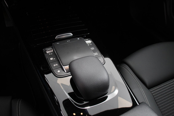 Mercedes-Benz CLA-Klasse 200 Automaat Progressive Navigatie Climate Control Led Trekhaak Stoelverwarming Half Leder Camera