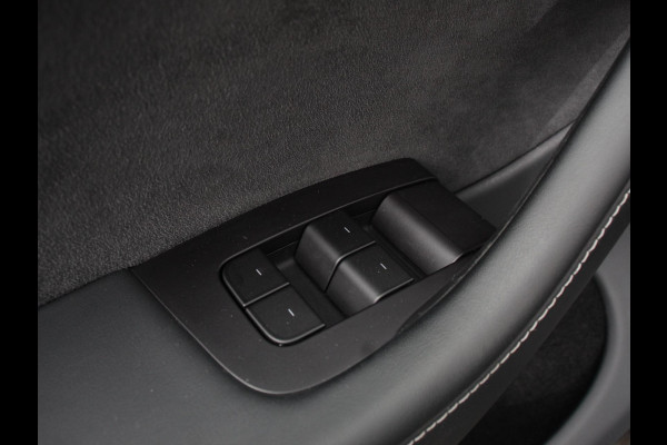 Tesla Model Y Long Range AWD 75 kWh Climate control Adaptieve cruise control Achteruitrijcamera Panoramadak Keyless Stuurverwarming Stoelverwarming LED Navigatie Parkeersensoren