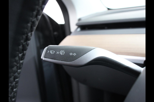 Tesla Model Y Long Range AWD 75 kWh Climate control Adaptieve cruise control Achteruitrijcamera Panoramadak Keyless Stuurverwarming Stoelverwarming LED Navigatie Parkeersensoren