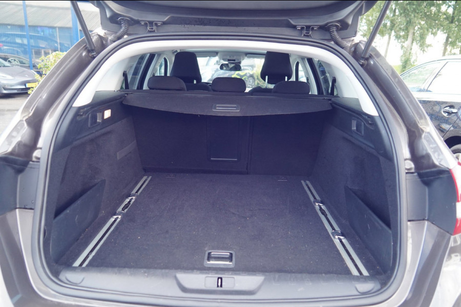 Volvo V40 Cross Country 1.5 T3 Dynamic Edition / 33dkm NAP / Pano / Automaat / Stoelverw. / NL-Auto