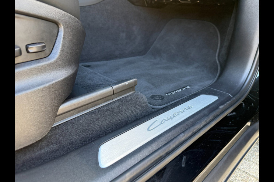 Porsche Cayenne Coupé 3.0 E-Hybrid | Sport Chrono | Panodak | Passagiersdisplay | Bose Audio | Luchtvering | Facelift | BOMVOL
