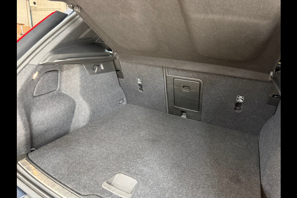 Volvo XC40 2.0 T4 Inscription | Parkeer assist Pro | CarPlay | Winter Pakket | LED | Ambient | Rij Assist Pro | Keyless | NAP