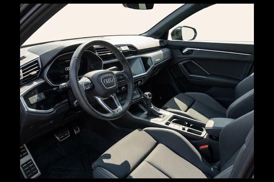 Audi Q3 Sportback 45 TFSI e S Edition 245pk | Keyless-pakket |  Apple Carplay/Android Auto | Dodehoekdetectie |  Climate control | full-LED koplampen |  lichtmetalen velgen multi-spaaks 18 | Navigatiesysteem | S Line interieur | voorstoelen verwarmd