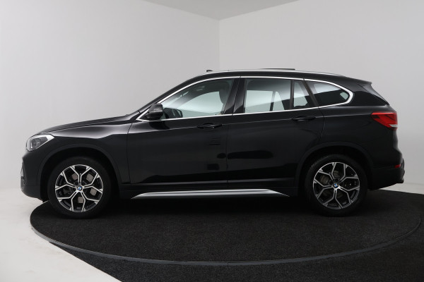 BMW X1 sDrive20i VDL Nedcar Edition (PANORAMADAK, CAMERA, STOELVERWARMING, PARKEERSENSOREN)