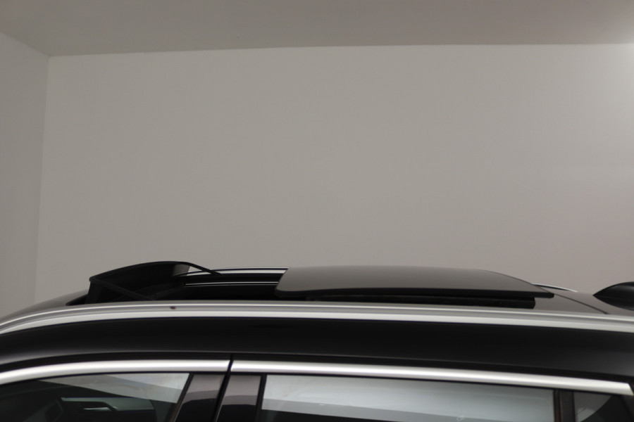 BMW X1 sDrive20i VDL Nedcar Edition (PANORAMADAK, CAMERA, STOELVERWARMING, PARKEERSENSOREN)