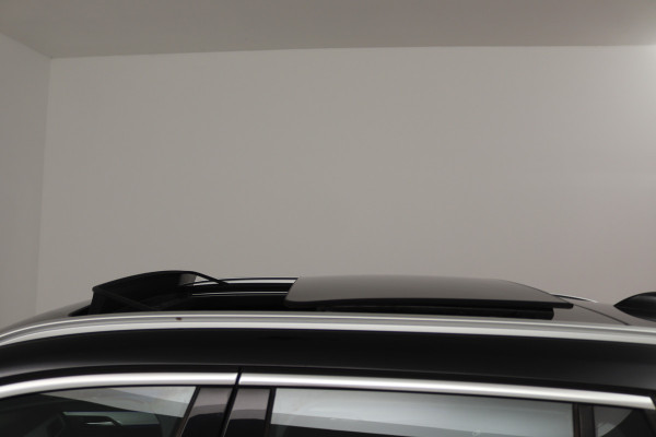 BMW X1 sDrive20i VDL Nedcar Edition (PANORAMADAK, CAMERA, STOELVERWARMING, PARKEERSENSOREN)