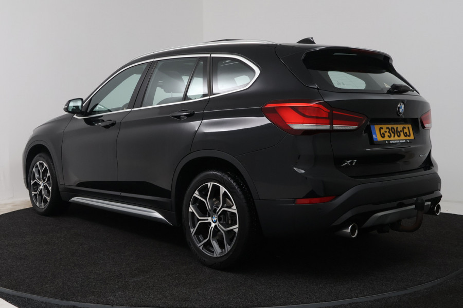 BMW X1 sDrive20i VDL Nedcar Edition (PANORAMADAK, CAMERA, STOELVERWARMING, PARKEERSENSOREN)