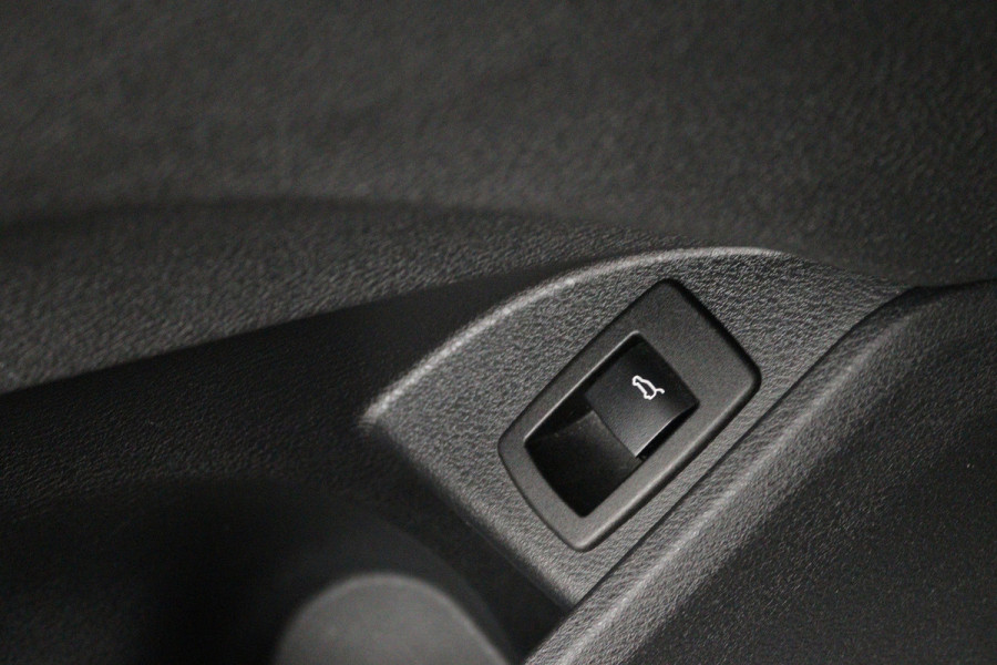 BMW X1 sDrive20i VDL Nedcar Edition (PANORAMADAK, CAMERA, STOELVERWARMING, PARKEERSENSOREN)