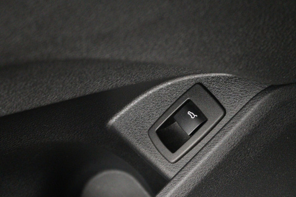 BMW X1 sDrive20i VDL Nedcar Edition (PANORAMADAK, CAMERA, STOELVERWARMING, PARKEERSENSOREN)