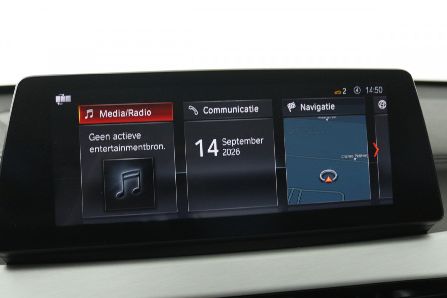 BMW X1 sDrive20i VDL Nedcar Edition (PANORAMADAK, CAMERA, STOELVERWARMING, PARKEERSENSOREN)