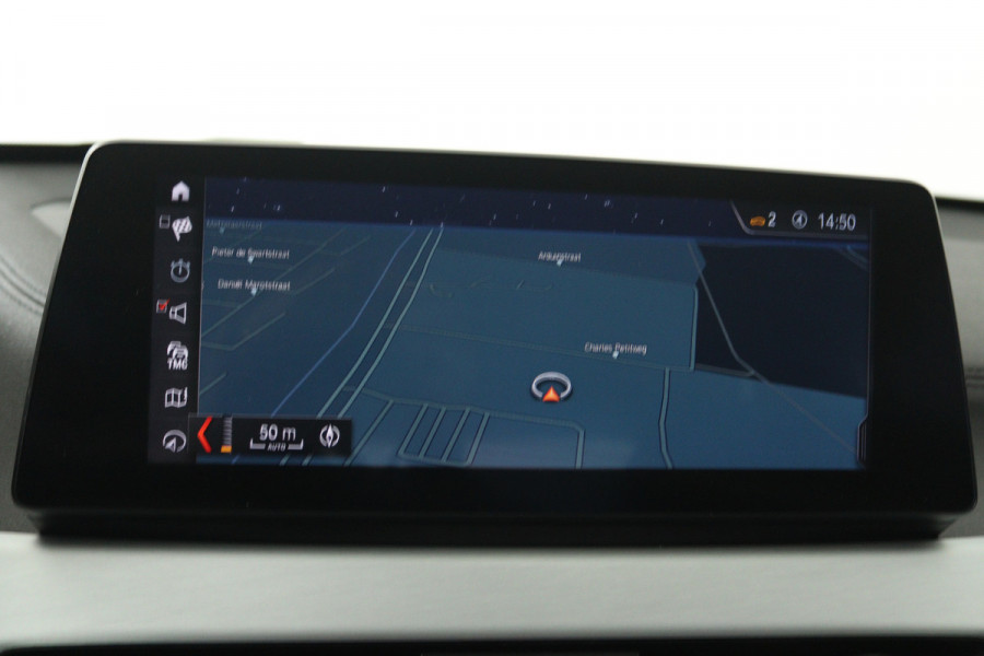 BMW X1 sDrive20i VDL Nedcar Edition (PANORAMADAK, CAMERA, STOELVERWARMING, PARKEERSENSOREN)