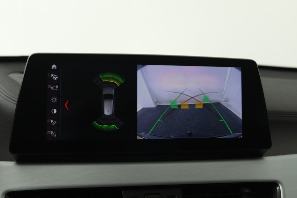 BMW X1 sDrive20i VDL Nedcar Edition (PANORAMADAK, CAMERA, STOELVERWARMING, PARKEERSENSOREN)