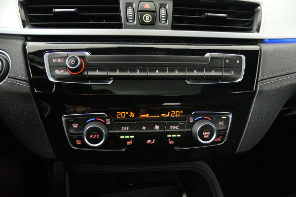 BMW X1 sDrive20i VDL Nedcar Edition (PANORAMADAK, CAMERA, STOELVERWARMING, PARKEERSENSOREN)
