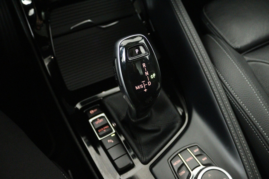 BMW X1 sDrive20i VDL Nedcar Edition (PANORAMADAK, CAMERA, STOELVERWARMING, PARKEERSENSOREN)
