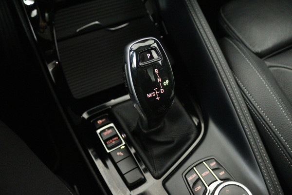 BMW X1 sDrive20i VDL Nedcar Edition (PANORAMADAK, CAMERA, STOELVERWARMING, PARKEERSENSOREN)