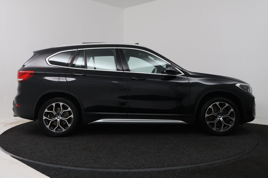 BMW X1 sDrive20i VDL Nedcar Edition (PANORAMADAK, CAMERA, STOELVERWARMING, PARKEERSENSOREN)