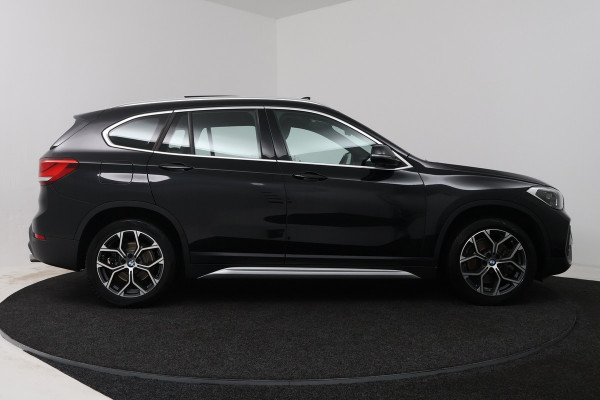 BMW X1 sDrive20i VDL Nedcar Edition (PANORAMADAK, CAMERA, STOELVERWARMING, PARKEERSENSOREN)