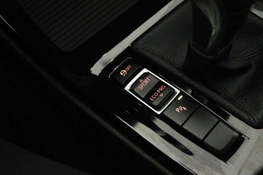 BMW X1 sDrive20i VDL Nedcar Edition (PANORAMADAK, CAMERA, STOELVERWARMING, PARKEERSENSOREN)