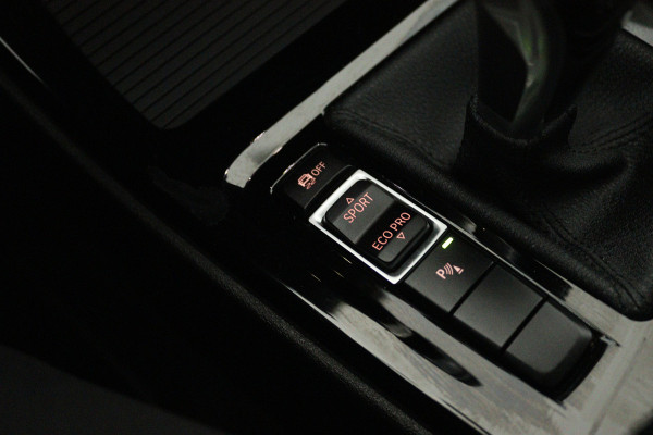 BMW X1 sDrive20i VDL Nedcar Edition (PANORAMADAK, CAMERA, STOELVERWARMING, PARKEERSENSOREN)