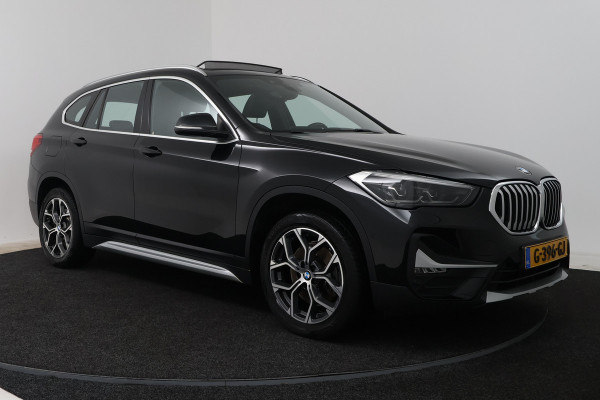 BMW X1 sDrive20i VDL Nedcar Edition (PANORAMADAK, CAMERA, STOELVERWARMING, PARKEERSENSOREN)