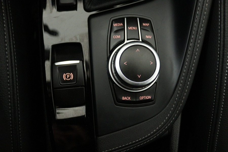BMW X1 sDrive20i VDL Nedcar Edition (PANORAMADAK, CAMERA, STOELVERWARMING, PARKEERSENSOREN)