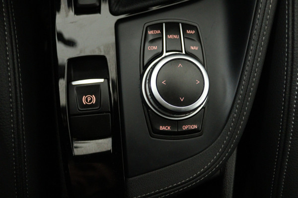 BMW X1 sDrive20i VDL Nedcar Edition (PANORAMADAK, CAMERA, STOELVERWARMING, PARKEERSENSOREN)