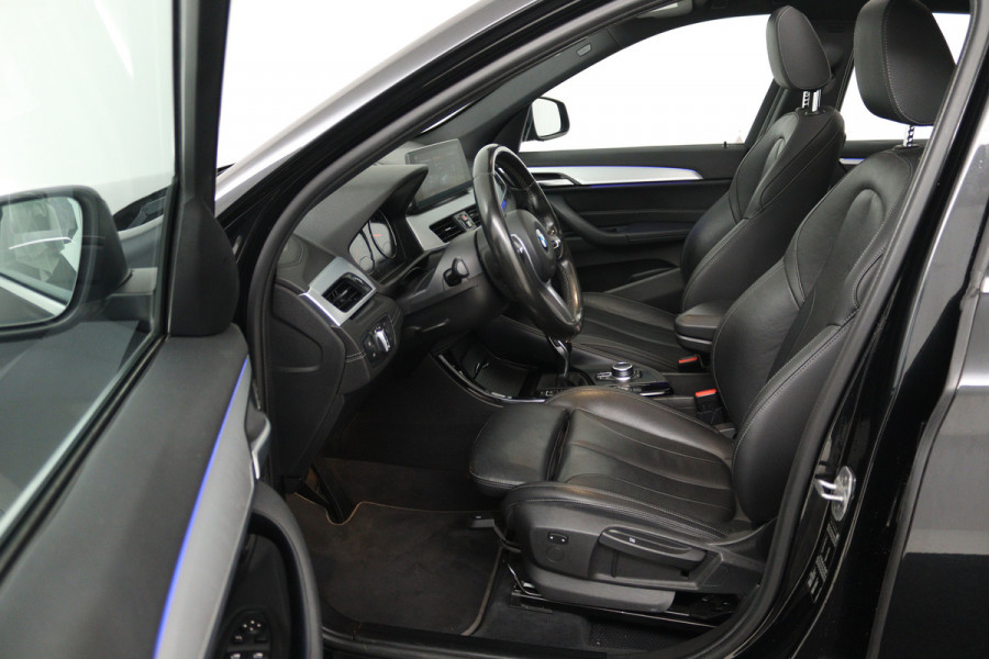 BMW X1 sDrive20i VDL Nedcar Edition (PANORAMADAK, CAMERA, STOELVERWARMING, PARKEERSENSOREN)