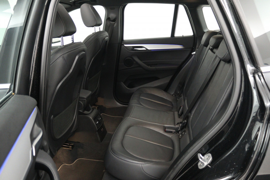 BMW X1 sDrive20i VDL Nedcar Edition (PANORAMADAK, CAMERA, STOELVERWARMING, PARKEERSENSOREN)