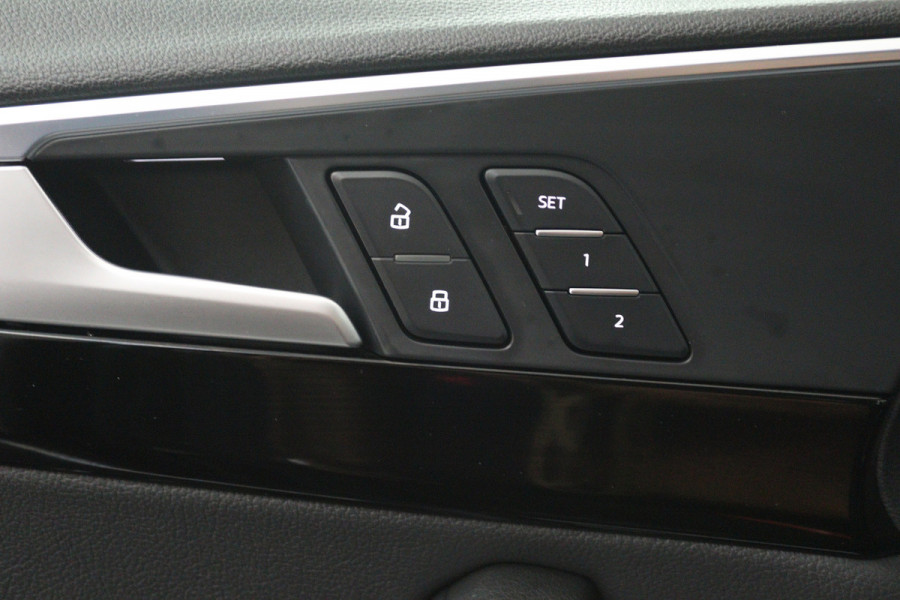 Audi A4 Limousine 35 TFSI Sport S line black edition (DIGITALE COCKPIT, CAMERA, STOELVERWARMING/VERKOELING, ELEKTR STOELEN)