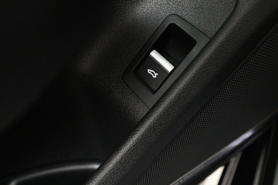 Audi A4 Limousine 35 TFSI Sport S line black edition (DIGITALE COCKPIT, CAMERA, STOELVERWARMING/VERKOELING, ELEKTR STOELEN)