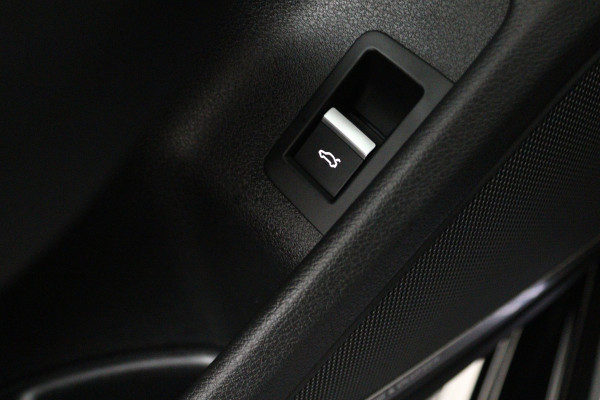 Audi A4 Limousine 35 TFSI Sport S line black edition (DIGITALE COCKPIT, CAMERA, STOELVERWARMING/VERKOELING, ELEKTR STOELEN)