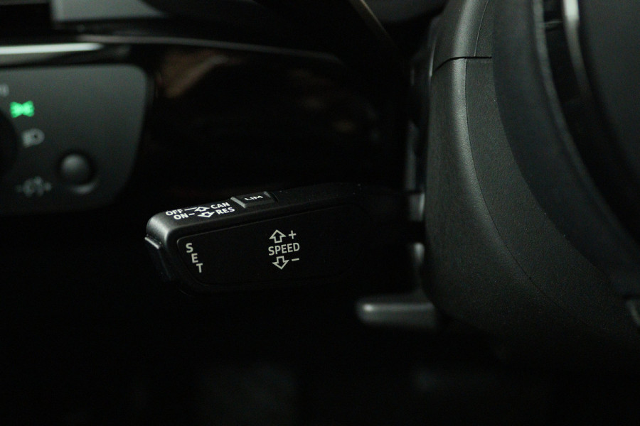 Audi A4 Limousine 35 TFSI Sport S line black edition (DIGITALE COCKPIT, CAMERA, STOELVERWARMING/VERKOELING, ELEKTR STOELEN)