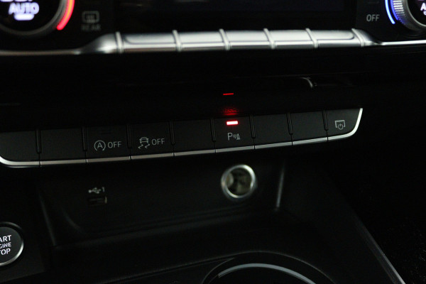 Audi A4 Limousine 35 TFSI Sport S line black edition (DIGITALE COCKPIT, CAMERA, STOELVERWARMING/VERKOELING, ELEKTR STOELEN)