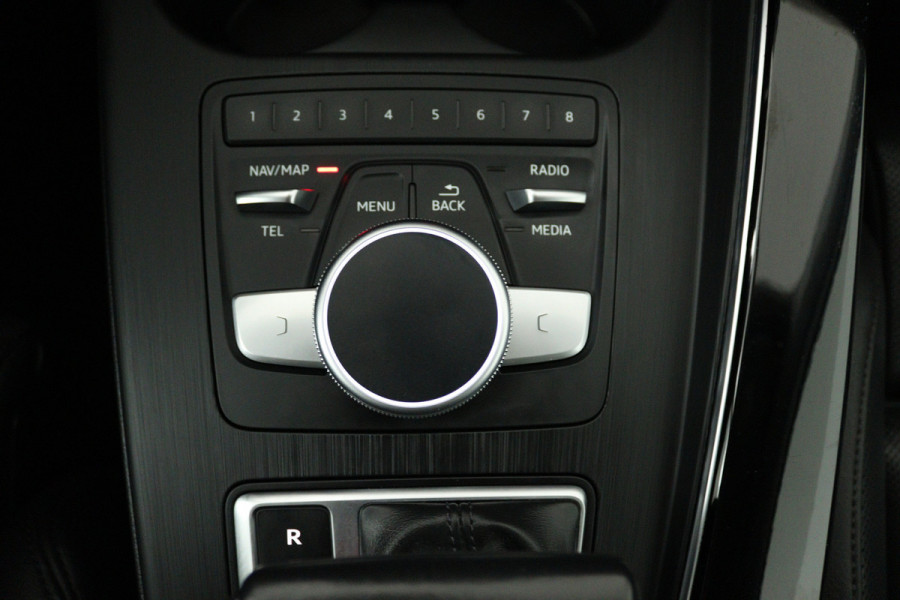 Audi A4 Limousine 35 TFSI Sport S line black edition (DIGITALE COCKPIT, CAMERA, STOELVERWARMING/VERKOELING, ELEKTR STOELEN)