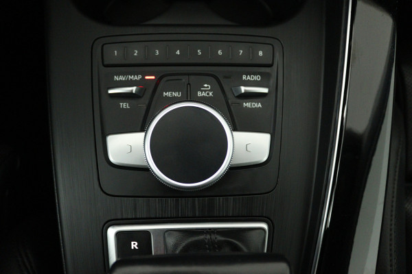 Audi A4 Limousine 35 TFSI Sport S line black edition (DIGITALE COCKPIT, CAMERA, STOELVERWARMING/VERKOELING, ELEKTR STOELEN)