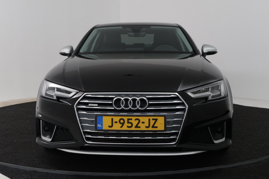 Audi A4 Limousine 35 TFSI Sport S line black edition (DIGITALE COCKPIT, CAMERA, STOELVERWARMING/VERKOELING, ELEKTR STOELEN)