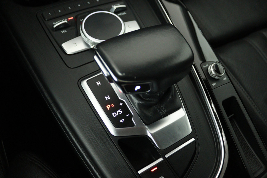 Audi A4 Limousine 35 TFSI Sport S line black edition (DIGITALE COCKPIT, CAMERA, STOELVERWARMING/VERKOELING, ELEKTR STOELEN)