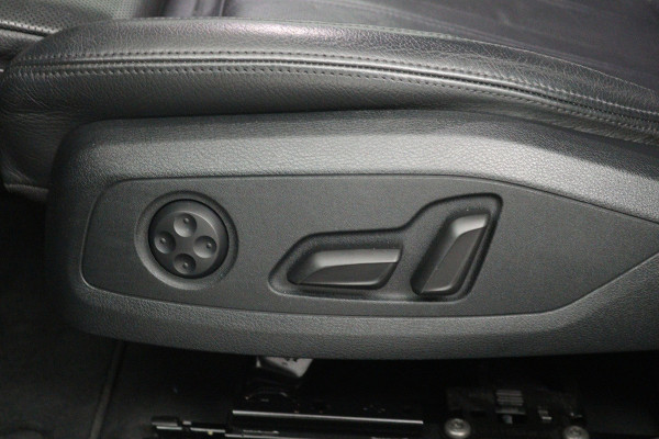 Audi A4 Limousine 35 TFSI Sport S line black edition (DIGITALE COCKPIT, CAMERA, STOELVERWARMING/VERKOELING, ELEKTR STOELEN)