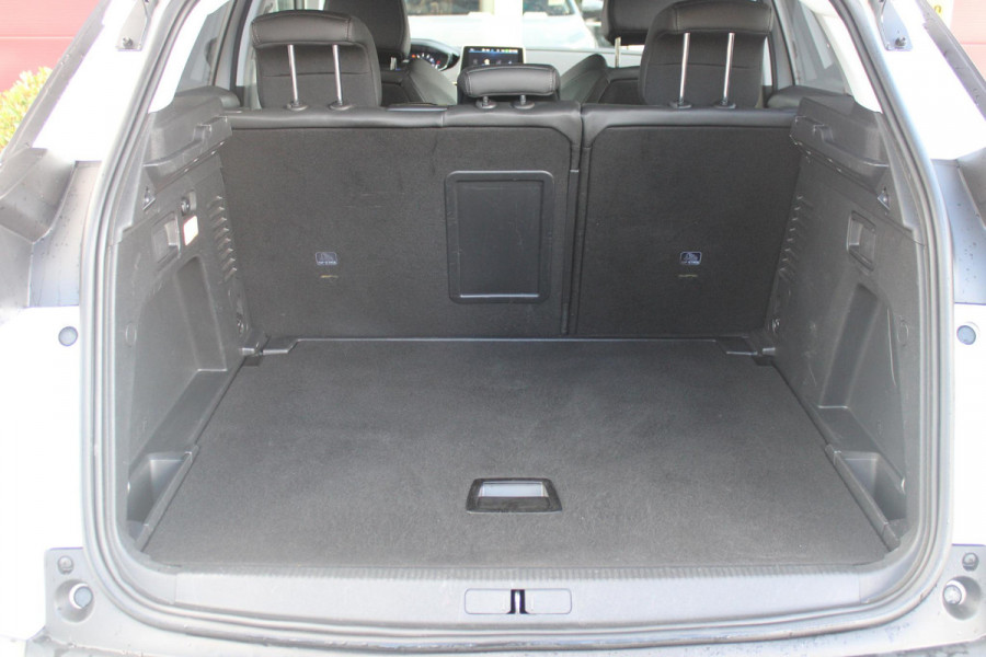Peugeot 3008 1.2 130PK AUTOMAAT ALLURE | LEDEREN BEKLEDING | TREKHAAK | ELEKTRISCH BEDIENBARE BESTUUDERSSTOEL MET GEHEUGENFUNCTIE | ADAPTIVE CRUISE CONTROL | ELEKTRISCH BEDIENBARE ACHTERKLEP | APPLE CARPLAY/ANDROID AUTO | NAVIGATIE | STOELVERWARMING | ALL SEASON BANDEN | 19" LICHTMETALEN VELGEN | KEYLESS ENTRY/START | DODEHOEK DETECTIE | DRAADLOZE TELEFOONLADER |