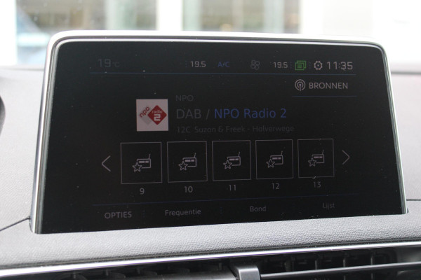 Peugeot 3008 1.2 130PK AUTOMAAT ALLURE | LEDEREN BEKLEDING | TREKHAAK | ELEKTRISCH BEDIENBARE BESTUUDERSSTOEL MET GEHEUGENFUNCTIE | ADAPTIVE CRUISE CONTROL | ELEKTRISCH BEDIENBARE ACHTERKLEP | APPLE CARPLAY/ANDROID AUTO | NAVIGATIE | STOELVERWARMING | ALL SEASON BANDEN | 19" LICHTMETALEN VELGEN | KEYLESS ENTRY/START | DODEHOEK DETECTIE | DRAADLOZE TELEFOONLADER |