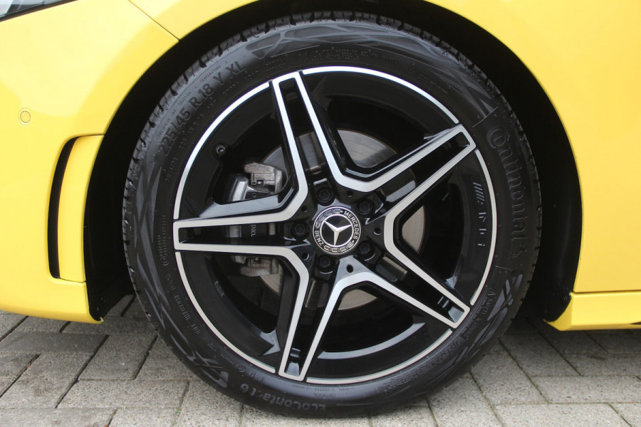 Mercedes-Benz A-Klasse 180 Business | NL Auto | AMG | Pano-Dak | Camera | ECC | Cruise | Leder | PDC | Navi | Keyless-Go | DAB
