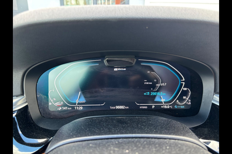 BMW 5 Serie Touring 530e xDrive Business Edition Plus M Sport | Panoramadak | Stoelverwarming | Stuurverwarming | M Sport Remmen | Keyless | Elektrische Stoelen | Ambiance Verlichting | Laser LED | Adaptive Cruise Control | Driving Assistant Professiona