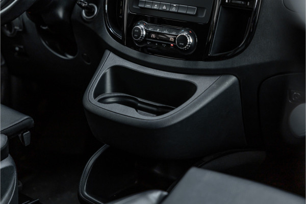 Mercedes-Benz Vito 124 CDI 237 PK DC Lang | Airmatic | Distronic | LED | Trekhaak | Lederen bekleding | L+R Schuifdeur | Dubbel cabine | Dodehoek | Camera | Navigatie | DAB | Dealer onderhouden | 24 maanden garantie