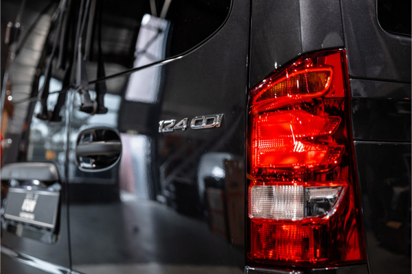 Mercedes-Benz Vito 124 CDI 237 PK DC Lang | Airmatic | Distronic | LED | Trekhaak | Lederen bekleding | L+R Schuifdeur | Dubbel cabine | Dodehoek | Camera | Navigatie | DAB | Dealer onderhouden | 24 maanden garantie